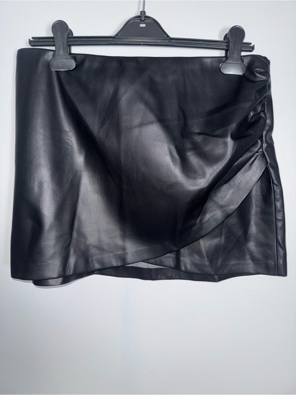 House of Harlow 1960 Faux Leather Mini Skirt/ Size Medium - Picture 2 of 7